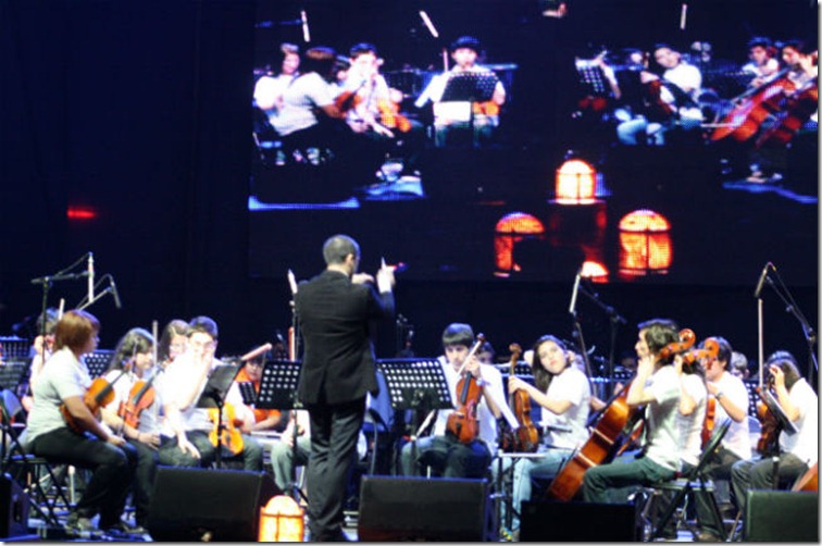 Las-Orquestas-Sinfónicas-Infantiles-de-Los-Andes-Mejillones-y-TilTil-en-plena-actuación-en-el-Teatro-Caupolicán