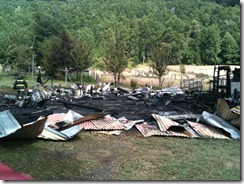 Municipio de Pucón acude a apoyar a familia que perdió todo en un voraz incendio (2)