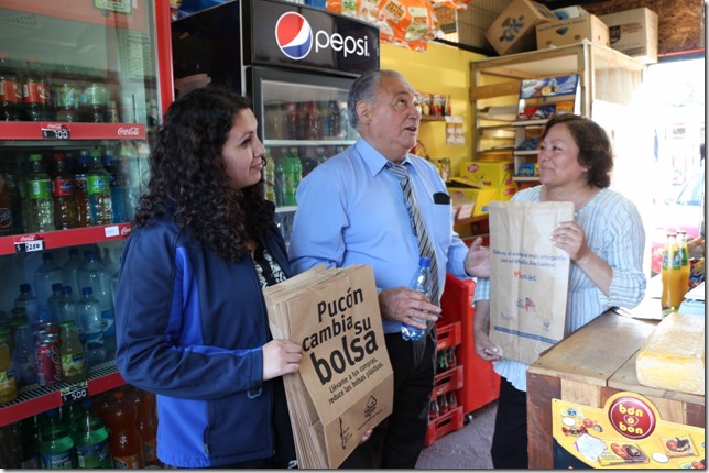 alcalde entrega bolsas de papel (4) (1280x853)