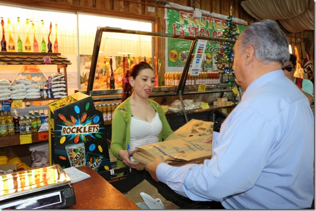 alcalde entrega bolsas de papel (5) (1280x853)