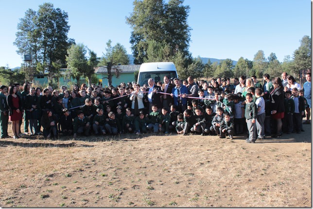 Escuela Municipal de Paillaco de Pucón cumple sueño y cuenta con furgón escolar propio (2)