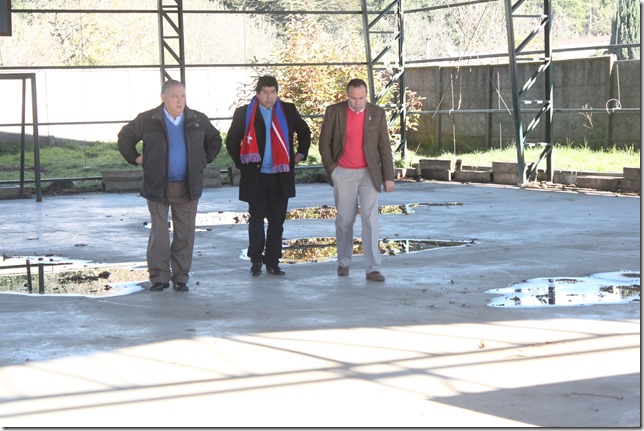 FOTO Alcalde de Pucón se interiorizó en terreno del trabajo que se efectúa en colegio de la zona rural (2)