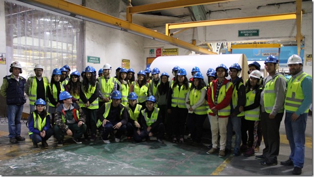 FOTO jóvenes visitan empresa papelera 2