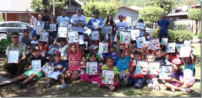 FOTO niños reciben libros 1