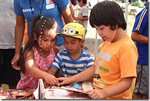 FOTO niños reciben libros 4