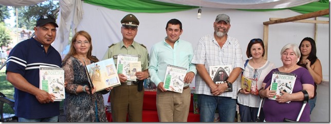 FOTO niños reciben libros 7