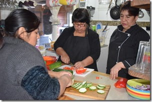 Mujeres participan en Taller de Gastronomía Mapuche (2)