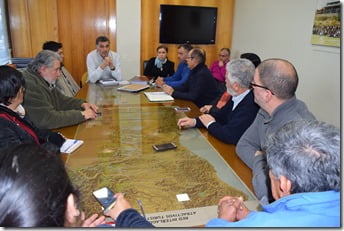 Alcalde de Villarrica y vecinos se reúnen con Director Regional de Vialidad por situación de asfalto 2da Faja