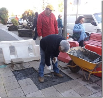 Municipio de Villarrica trabaja en el mantenimiento de baldosas en sector céntrico (3)