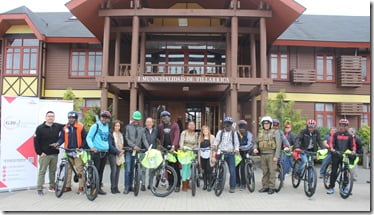 Haitianos residentes en Villarrica reciben donación de bicicletas para facilitar transporte