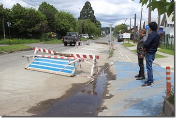 Municipalidad de Villarrica realiza reparación de pavimento en calle Presidente Ríos (1)