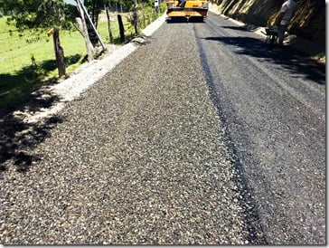 Trabajos de aplicación asfáltica tipo Cape Seal en primeros 2,3 km del Camino Cristo Carhuello-Quelhue de Pucón (3)