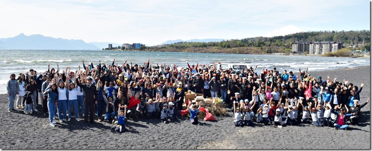 Alumnos de diferentes escuelas realizan operativo de aseo en Playa Pucara de Villarrica (1)