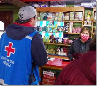 Voluntarios de la Cruz Roja de Villarrica instruyen a comerciantes y vecinos de la comuna