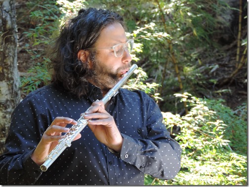 Dante Jara tocando pieza flauta de F Matus de la Parra en Bosque Pehuén, foto_ F. Mar Adentro (1)