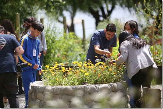 Los estudiantes exploraron la huerta educativa de Cedel UC en la jornada de cierre del concurso