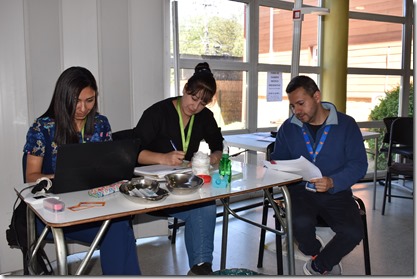 Personal de salud en centro de vacunacion CESFAM Los Volcanes 