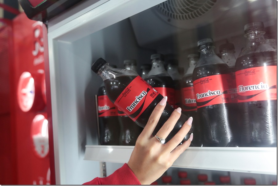 Latas y botellas con nombres personalizados