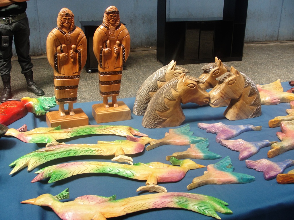 Proyecto de reinserción laboral en Villarrica: artesanía y grabados en madera