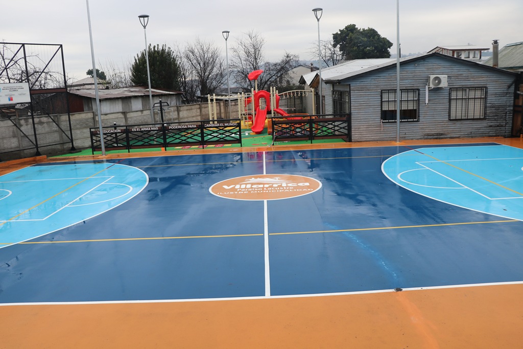 Inauguración del patio de la Escuela Mariano Latorre en Villarrica
